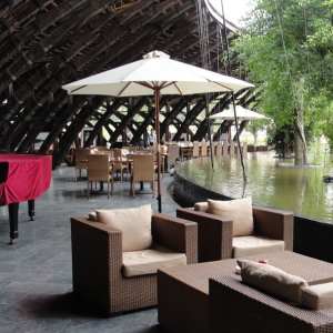 Dù gỗ đứng tâm tròn quán cafe màu trắng đường kính 3m